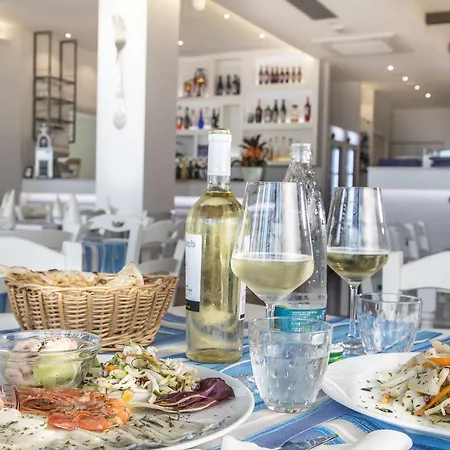 Aparthotel White & 4*