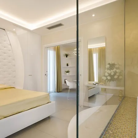 アパートホテル White &