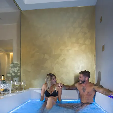 White & アパートホテル 4*