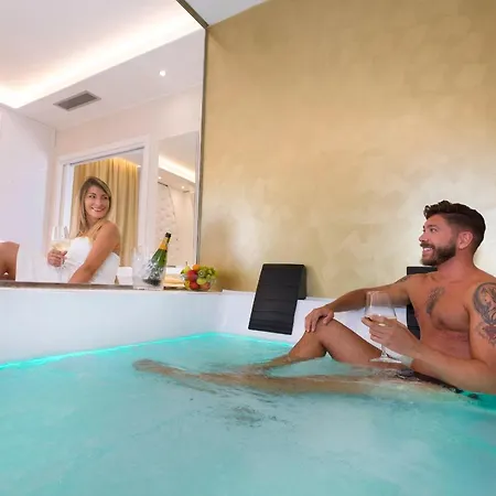 White & ベラーリア・イジェア・マリーナ