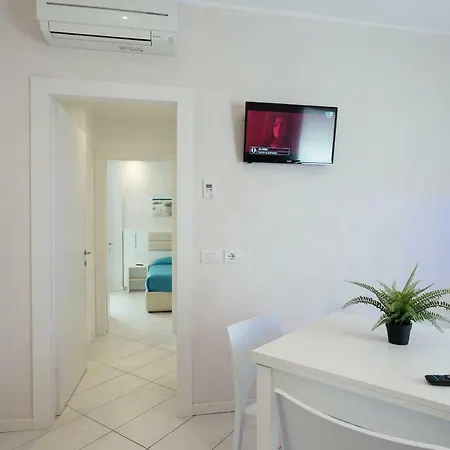 アパートホテル White &