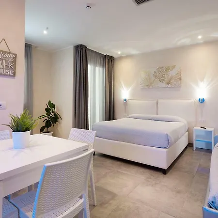 アパートホテル White &