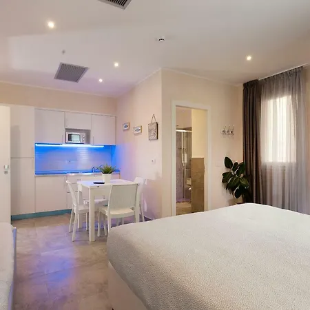 アパートホテル White & 4*