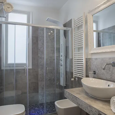 Hotel apartamentowy White & 4*