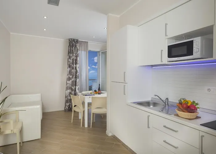 White & Hotel apartamentowy 4*