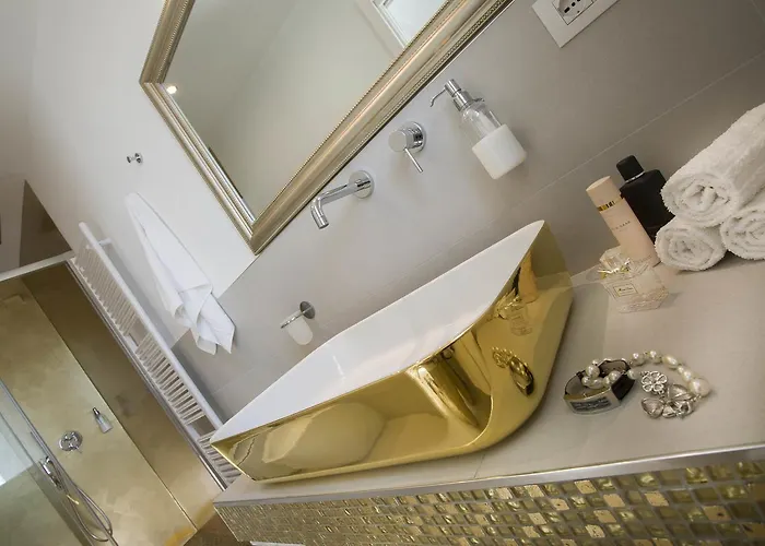 White & Hotel apartamentowy 4*